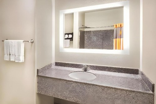 La Quinta Inn & Suites by Wyndham San Antonio The Dominion - image 42
