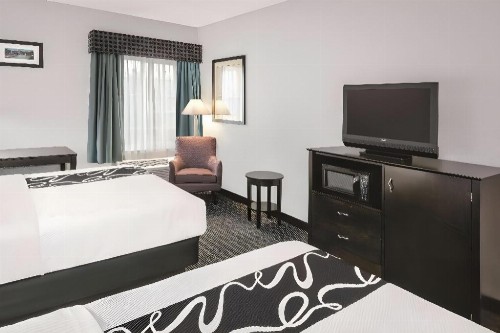 La Quinta Inn & Suites by Wyndham San Antonio The Dominion - image 47