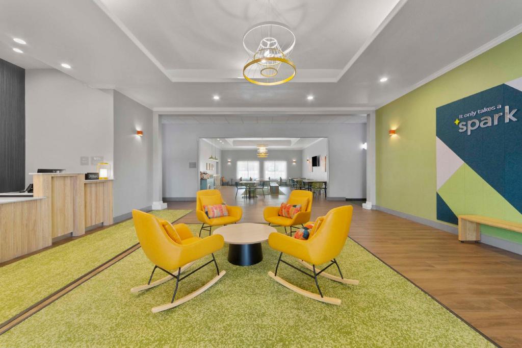 La Quinta Inn & Suites by Wyndham San Antonio The Dominion - image 5