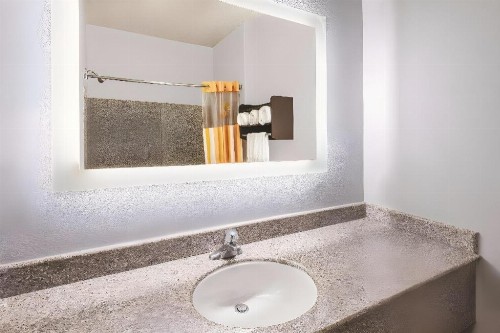 La Quinta Inn & Suites by Wyndham San Antonio The Dominion - image 50