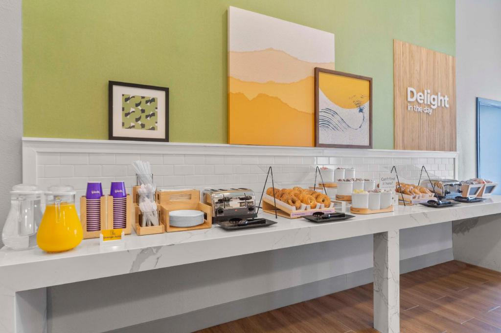 La Quinta Inn & Suites by Wyndham San Antonio The Dominion - image 7