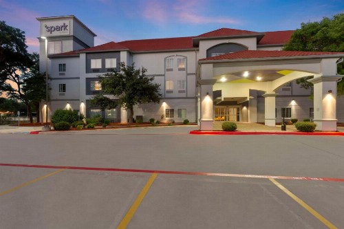 La Quinta Inn & Suites by Wyndham San Antonio The Dominion - image 8