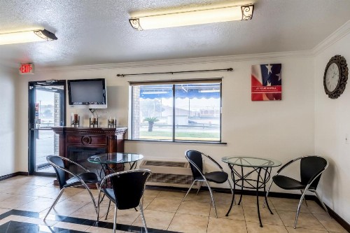 Motel 6-San Antonio TX - Splashtown - image 3