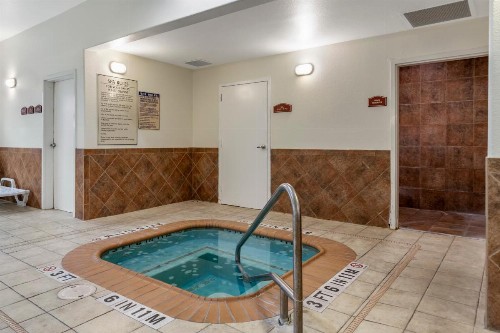 Comfort Suites Medical Center Near Six Flags - image 3