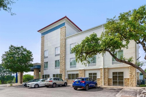 Comfort Suites Medical Center Near Six Flags - image 30