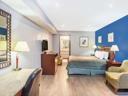 Days Inn by Wyndham San Antonio Alamo/Riverwalk - image 2