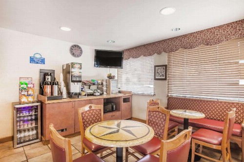 Days Inn by Wyndham San Antonio Alamo/Riverwalk - image 3