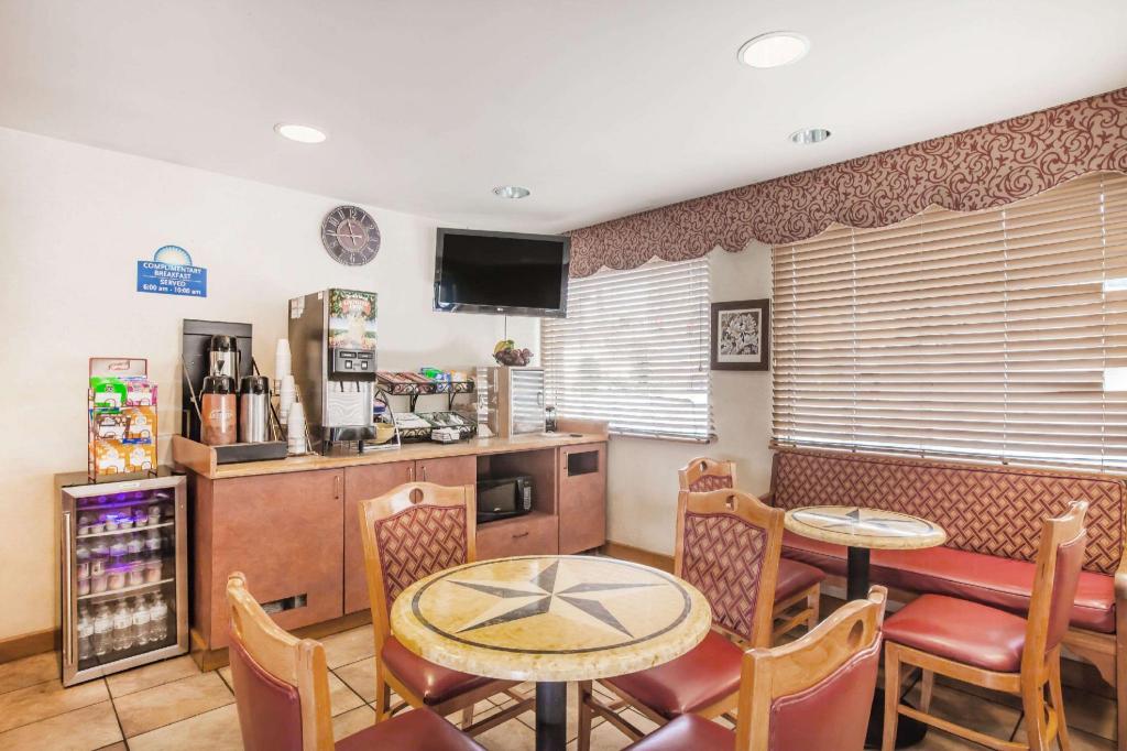Days Inn by Wyndham San Antonio Alamo/Riverwalk - image 3
