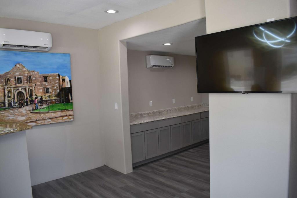 Days Inn by Wyndham San Antonio Alamo/Riverwalk - image 6
