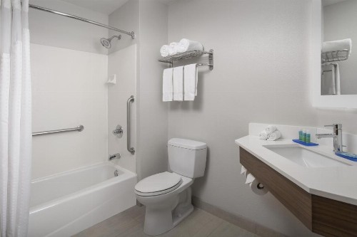 Holiday Inn Express San Antonio North Riverwalk Area an IHG Hotel - image 3