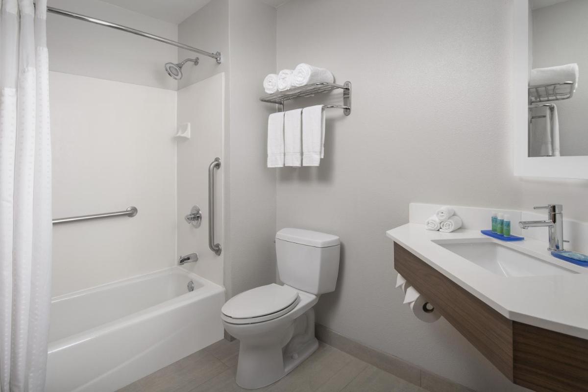 Holiday Inn Express San Antonio North Riverwalk Area an IHG Hotel - image 3
