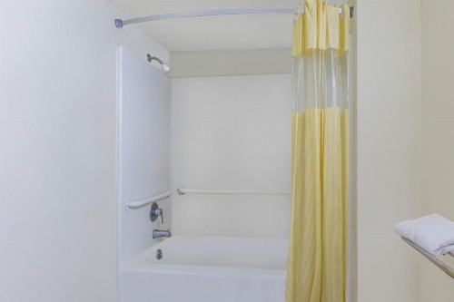 Days Inn Windcrest by Wyndham San Antonio - image 10