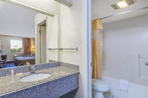 Days Inn Windcrest by Wyndham San Antonio - image 11