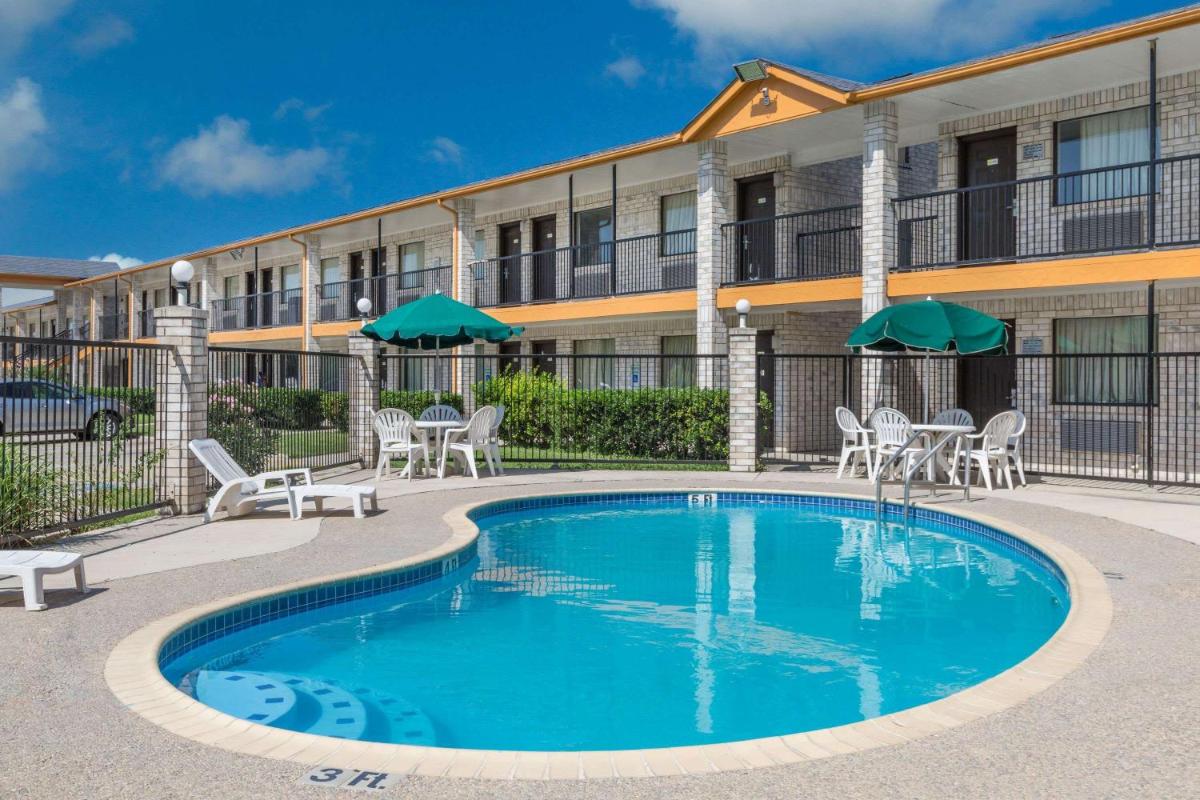 Days Inn Windcrest by Wyndham San Antonio - image 7