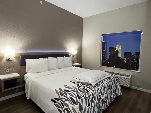 Quality Suites North IH 35 - image 14