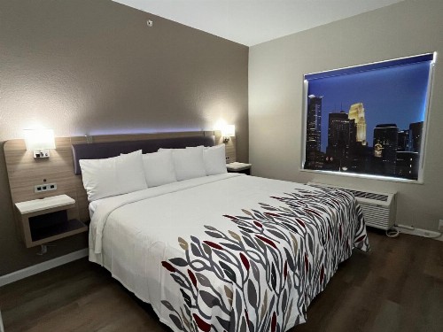 Quality Suites North IH 35 - image 18
