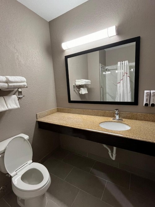 Quality Suites North IH 35 - image 19
