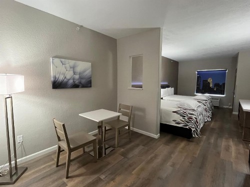 Quality Suites North IH 35 - image 23