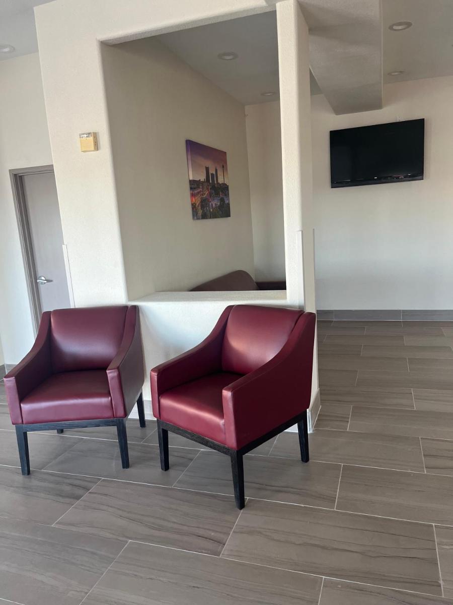 Quality Suites North IH 35 - image 3