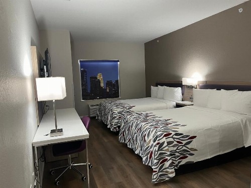 Quality Suites North IH 35 - image 6