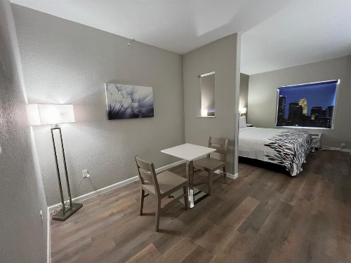 Quality Suites North IH 35 - image 7