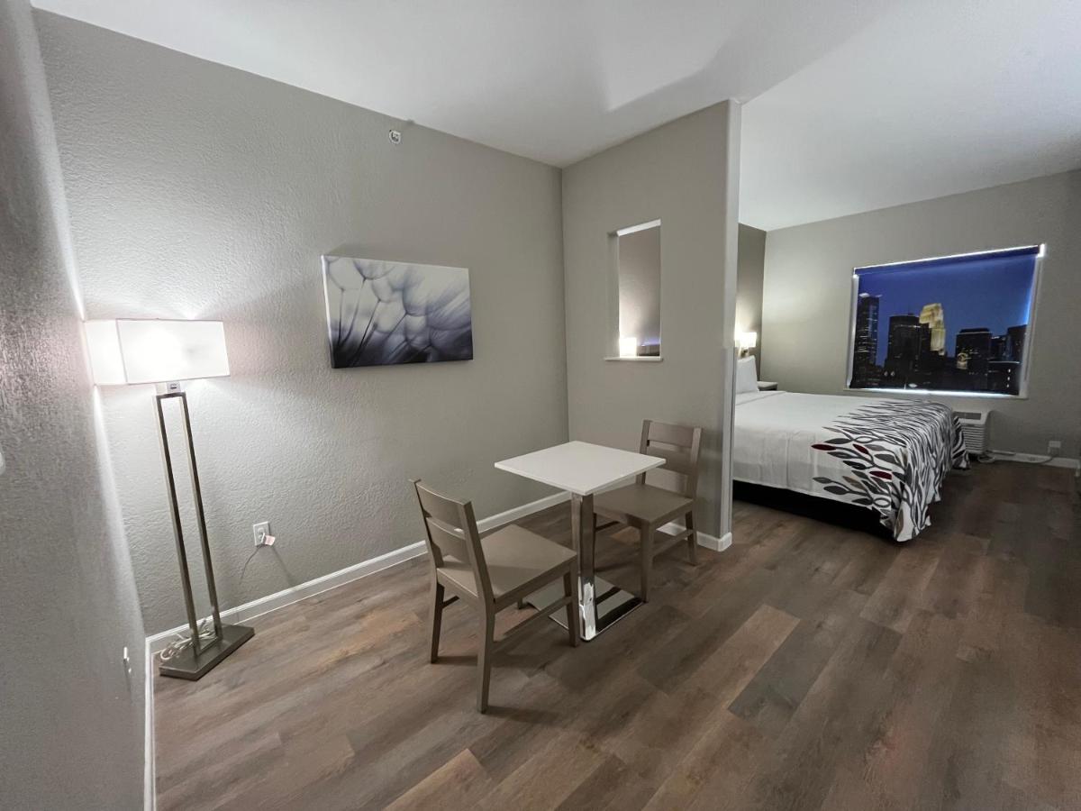 Quality Suites North IH 35 - image 7