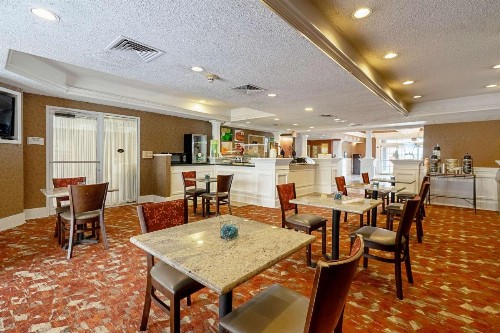 Quality Suites - image 35