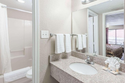 Days Inn by Wyndham San Antonio Splashtown/ATT Center - image 11