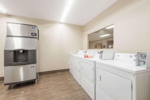 Days Inn by Wyndham San Antonio Splashtown/ATT Center - image 13