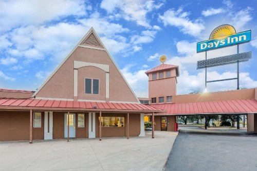 Days Inn by Wyndham San Antonio Splashtown/ATT Center - image 2