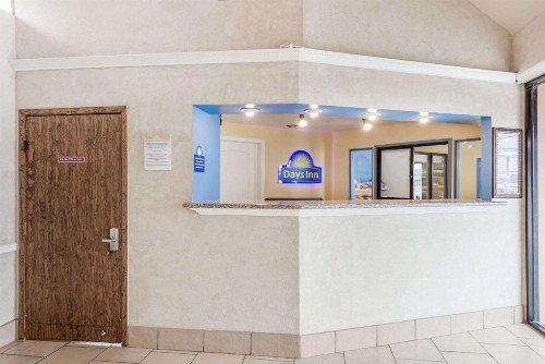 Days Inn by Wyndham San Antonio Splashtown/ATT Center - image 4
