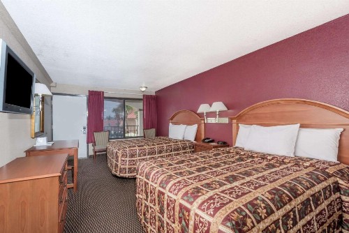 Days Inn by Wyndham San Antonio Splashtown/ATT Center - image 8