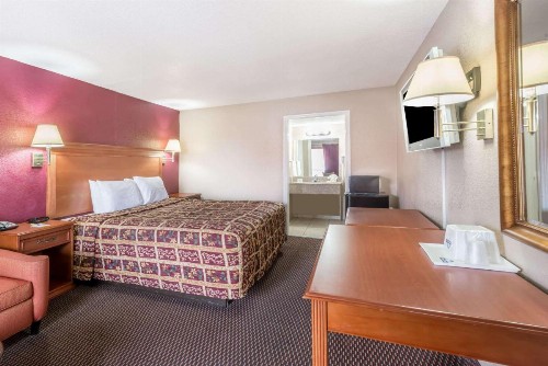 Days Inn by Wyndham San Antonio Splashtown/ATT Center - image 9