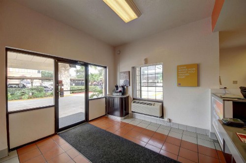 Motel 6-San Antonio TX - Downtown - Market Square - image 17
