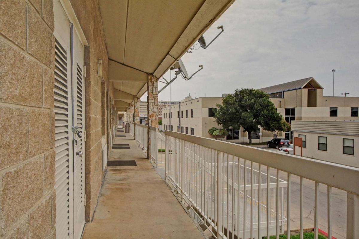 Motel 6-San Antonio TX - Downtown - Market Square - image 2