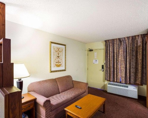 Rodeway Inn & Suites South of Fiesta Park - image 10