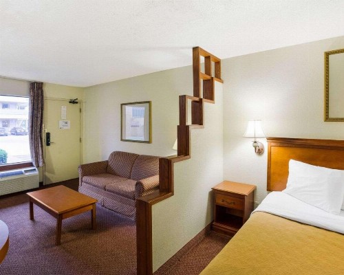 Rodeway Inn & Suites South of Fiesta Park - image 11