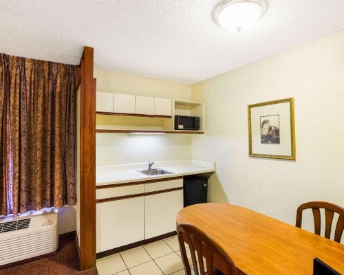 Rodeway Inn & Suites South of Fiesta Park - image 15