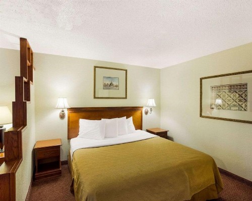 Rodeway Inn & Suites South of Fiesta Park - image 2