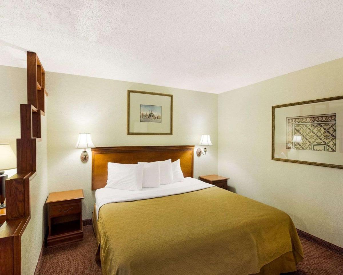Rodeway Inn & Suites South of Fiesta Park - image 2