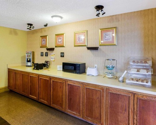 Rodeway Inn & Suites South of Fiesta Park - image 32
