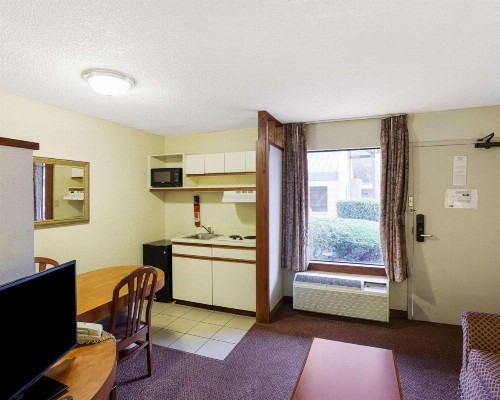 Rodeway Inn & Suites South of Fiesta Park - image 35
