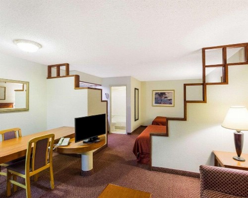 Rodeway Inn & Suites South of Fiesta Park - image 38