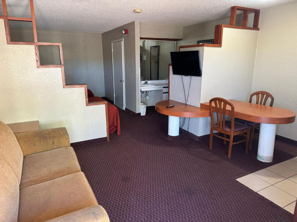 Rodeway Inn & Suites South of Fiesta Park - image 4