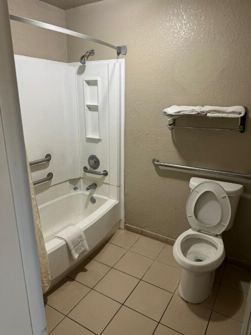Rodeway Inn & Suites South of Fiesta Park - image 7