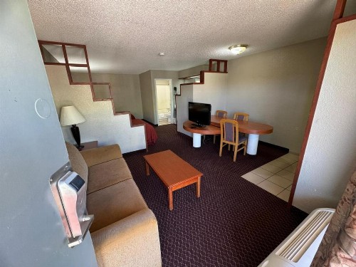 Rodeway Inn & Suites South of Fiesta Park - image 8