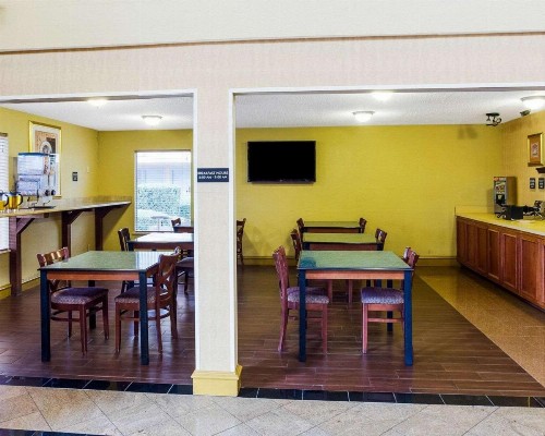 Rodeway Inn & Suites South of Fiesta Park - image 9