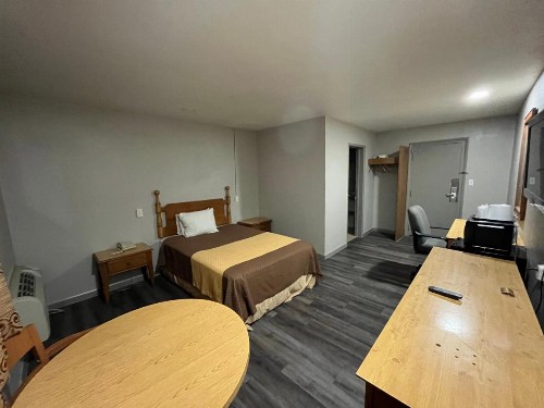 Mid Towne Inn & Suites - image 10