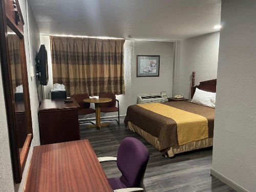 Mid Towne Inn & Suites - image 14