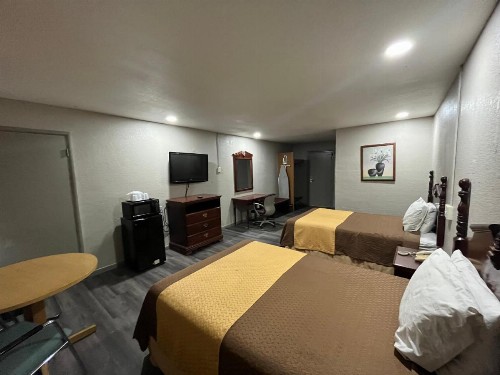 Mid Towne Inn & Suites - image 16